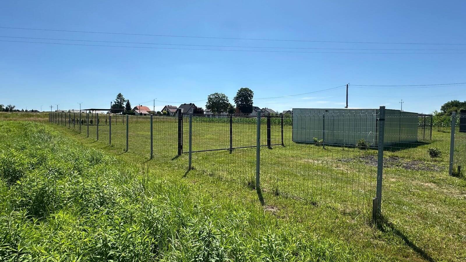 Ogrodzona działka, z bramą, wiatą i garażem !