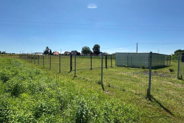 Ogrodzona działka, z bramą, wiatą i garażem !